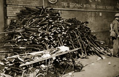 Wapens op de kade in Dover na de evacuatie van Duinkerken, 1940 door English Photographer